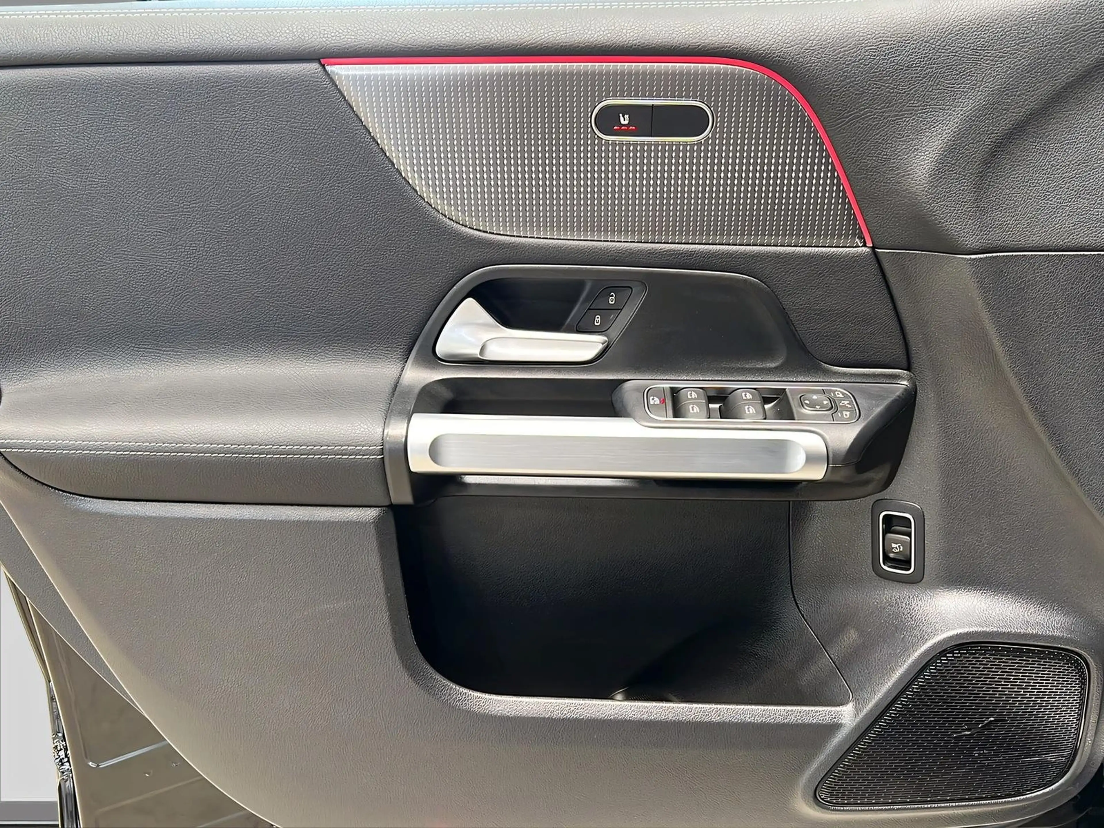 Mercedes-Benz EQB 300 4M PROGRESSIVE+LED+DISTR+360+7-Sitzer — photo 13