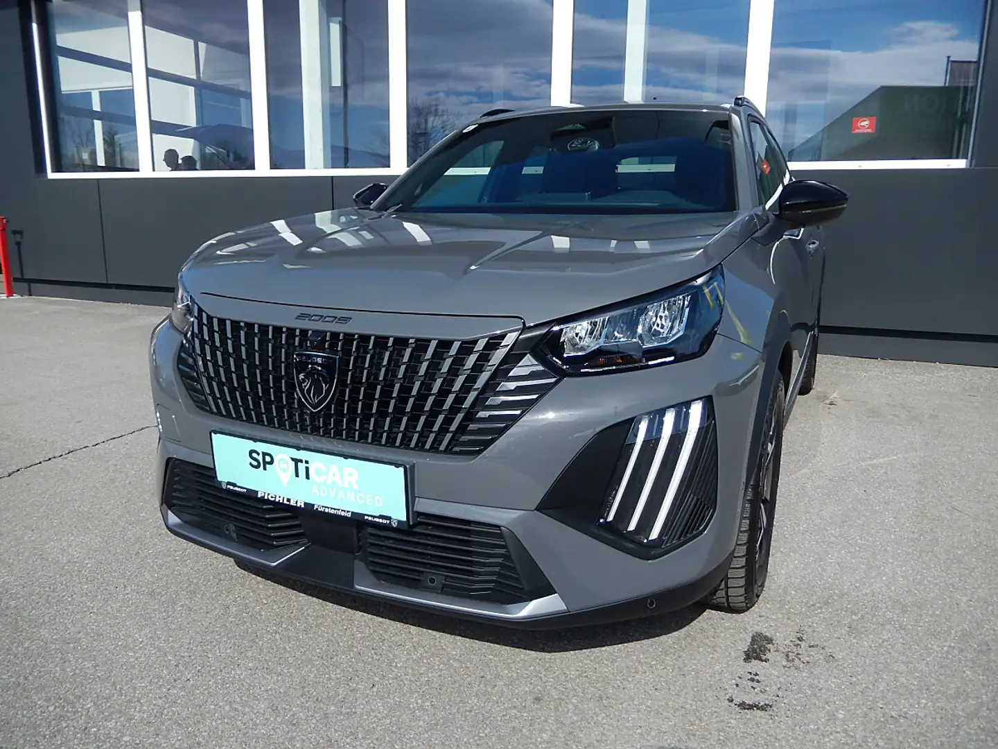 Peugeot 2008 1,2 PureTech 100 S&S Allure 6-Gang-Manuell Grau - 1