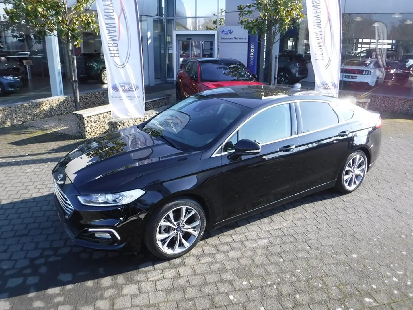 Ford Mondeo Ecoblue Titanium AUT Zwart - 1