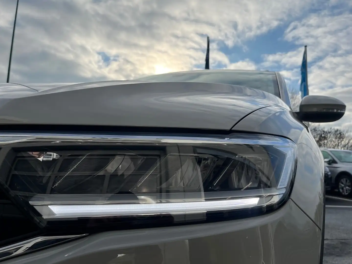 Volkswagen T-Roc 1.5 l TSI DSG AHK Grau - 2