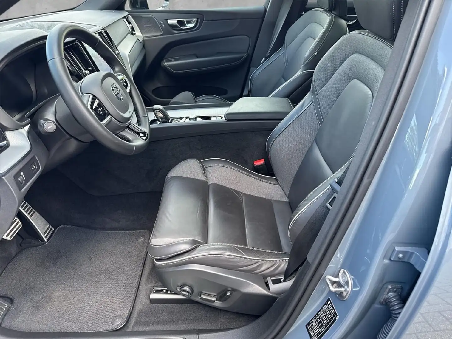 Volvo XC60 B5 Diesel AWD R-Design Grau - 2