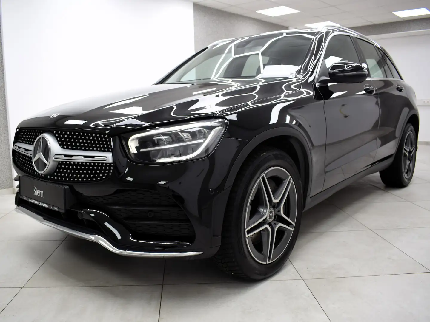 Mercedes-Benz GLC 300 4M AMG Sport Pano RCam Ambient LED Navi Schwarz - 2
