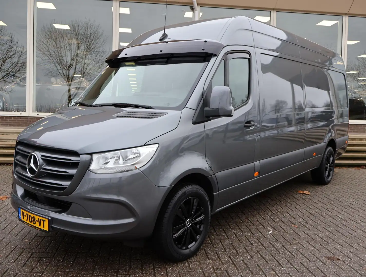 Mercedes-Benz Sprinter 319 3.0 CDI V6 AUT. L3H2 - 3500 KG TREKHAAK | MBUX Gris - 1
