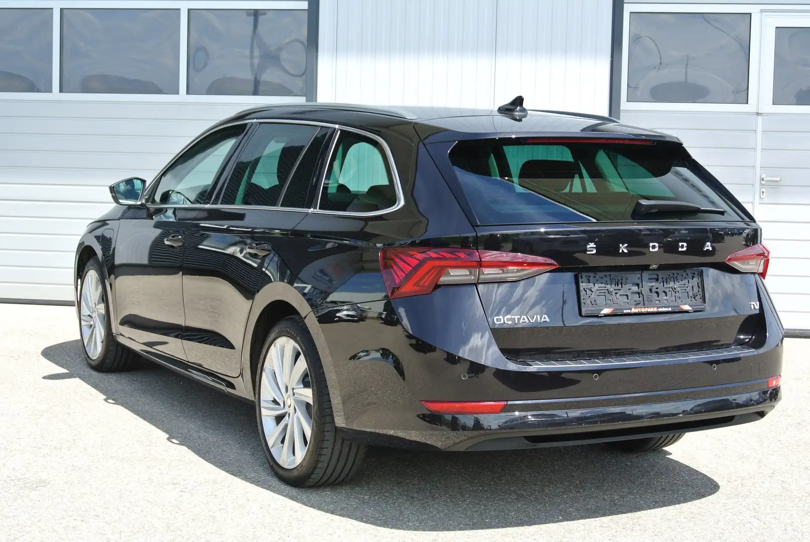 Skoda Octavia Kombi 1,4 TSI iV DSG Style * LED * NAVI * KAMERA Schwarz - 2