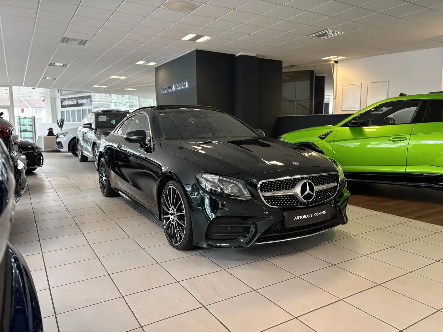 Mercedes-Benz E 220 E220d Coupe 4Matic AMG PANO BURMESTER SONDERLACK Groen - 2
