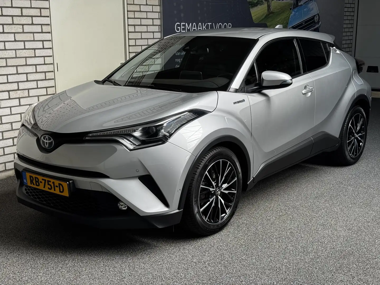 Toyota C-HR 1.8 Hybrid Executive automaat Grijs - 2