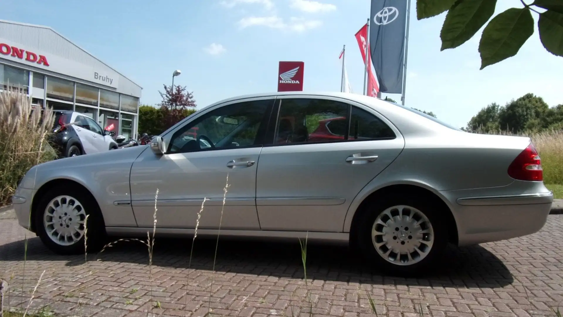 Mercedes-Benz E 240 E -Klasse Lim. E 240 1 Hd. TOP ZUSTAND Argent - 1