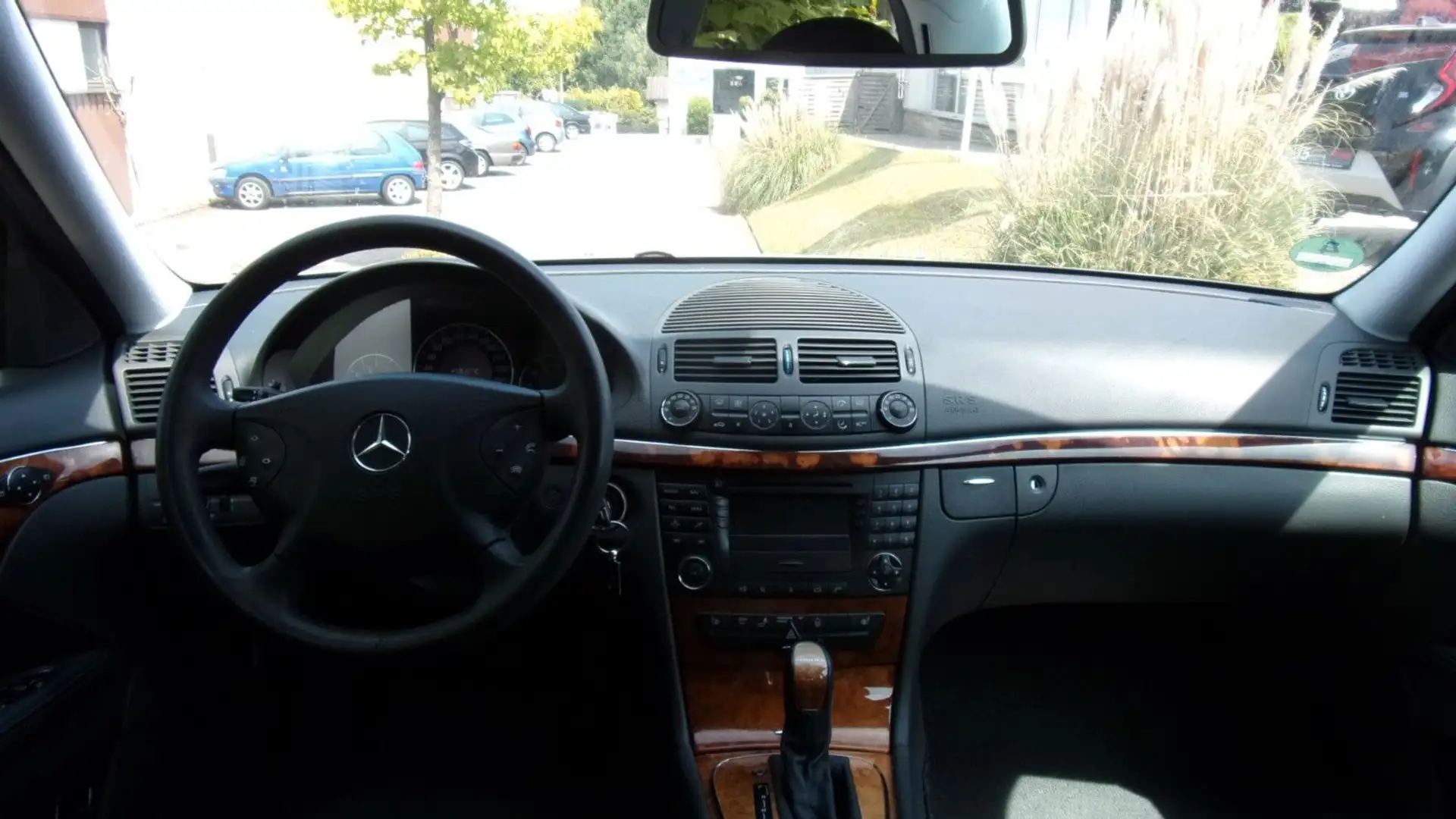 Mercedes-Benz E 240 E -Klasse Lim. E 240 1 Hd. TOP ZUSTAND Argent - 2