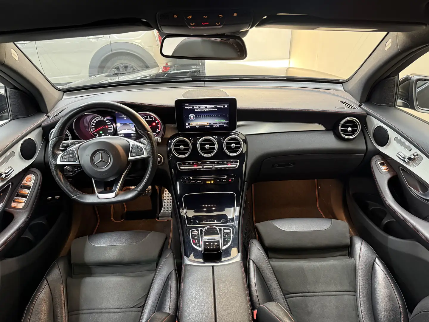 Mercedes-Benz GLC 43 AMG 4MATIC, 368Pk, 2017, Liefhebbers auto, Rode gordel Zwart - 2