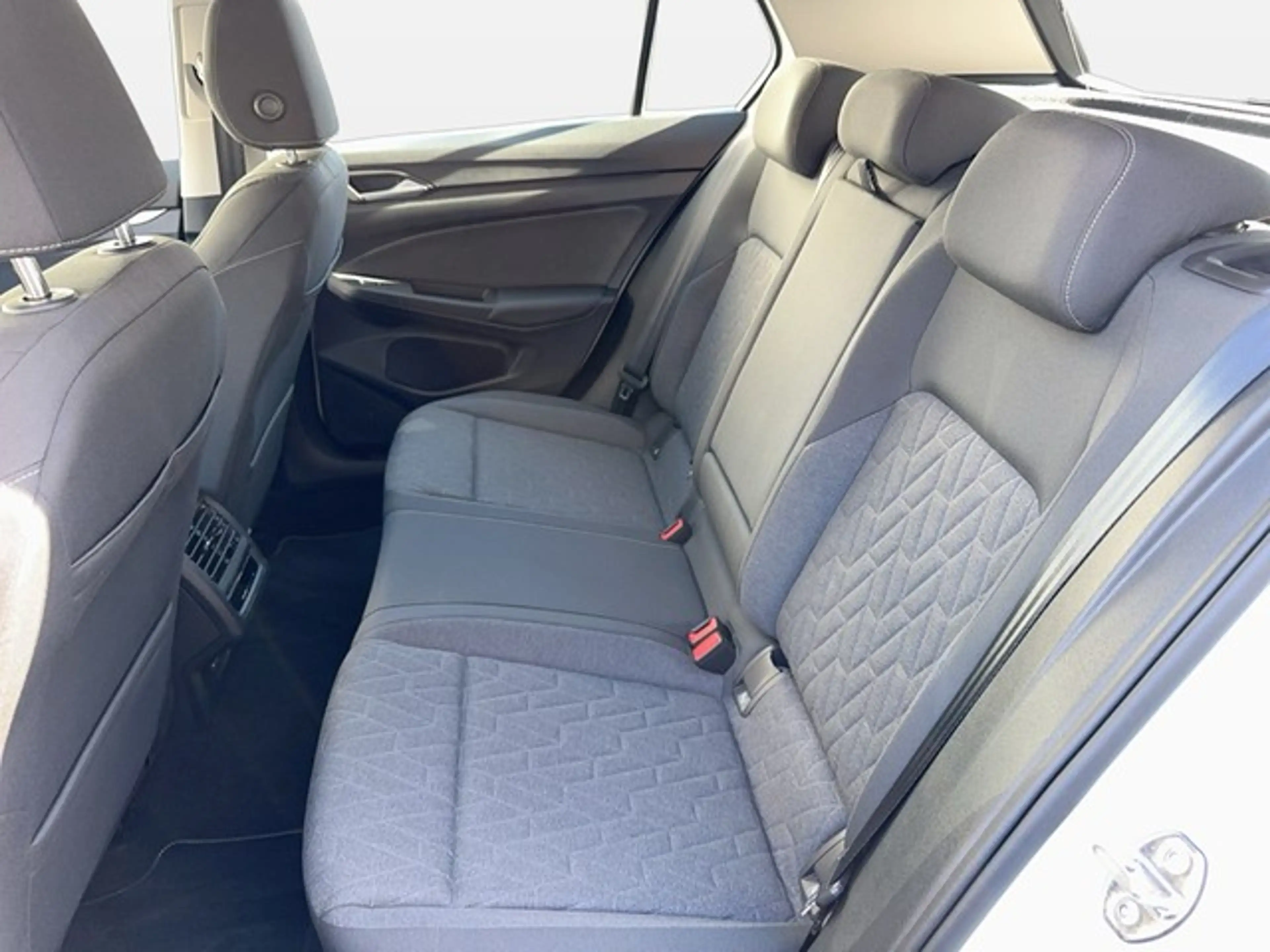 Volkswagen Golf Life 1,5 l eTSI DSG LED+ SIDE ASSIST+ ACC+ APP ... — photo 12