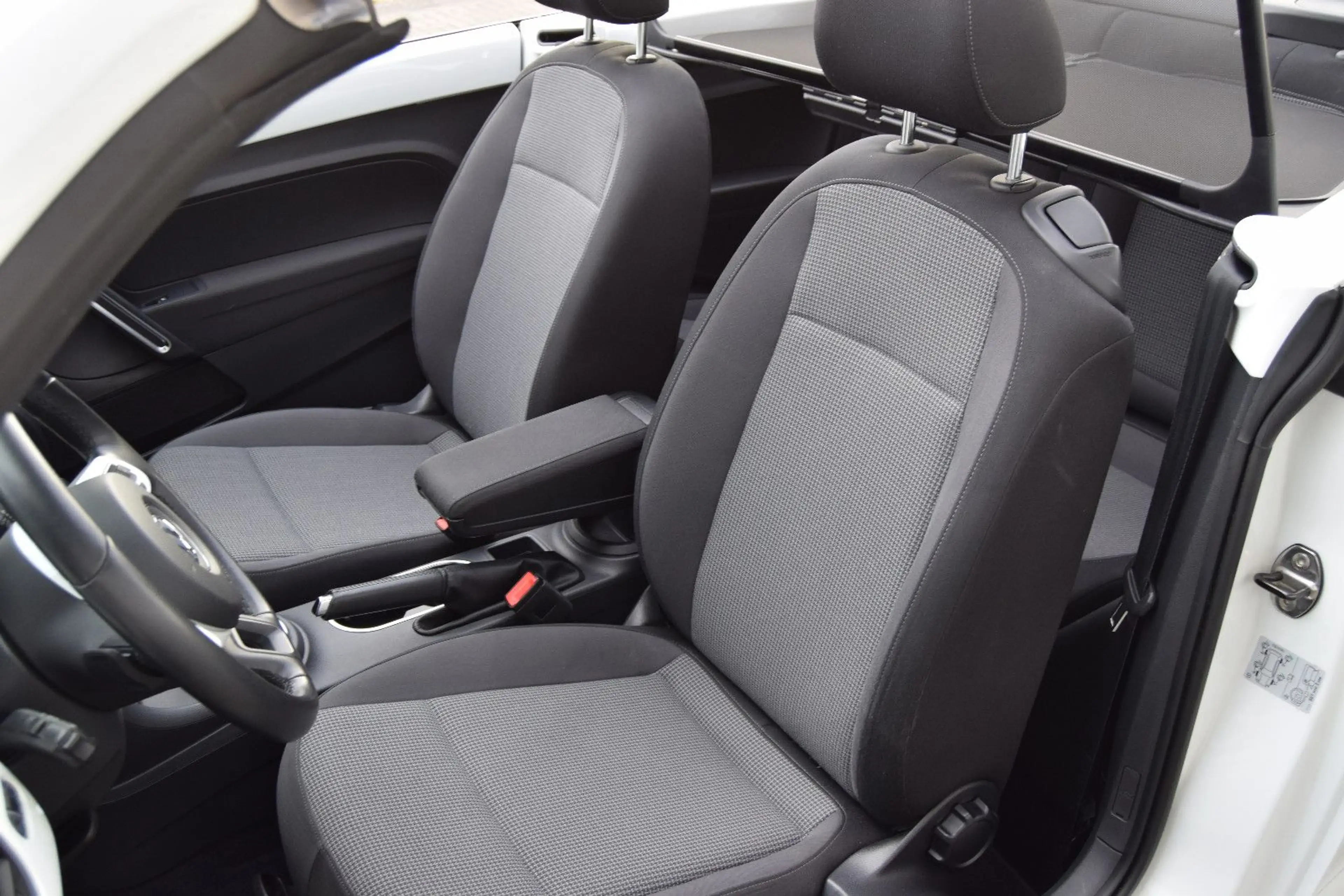Volkswagen Beetle Cabriolet Design — photo 10