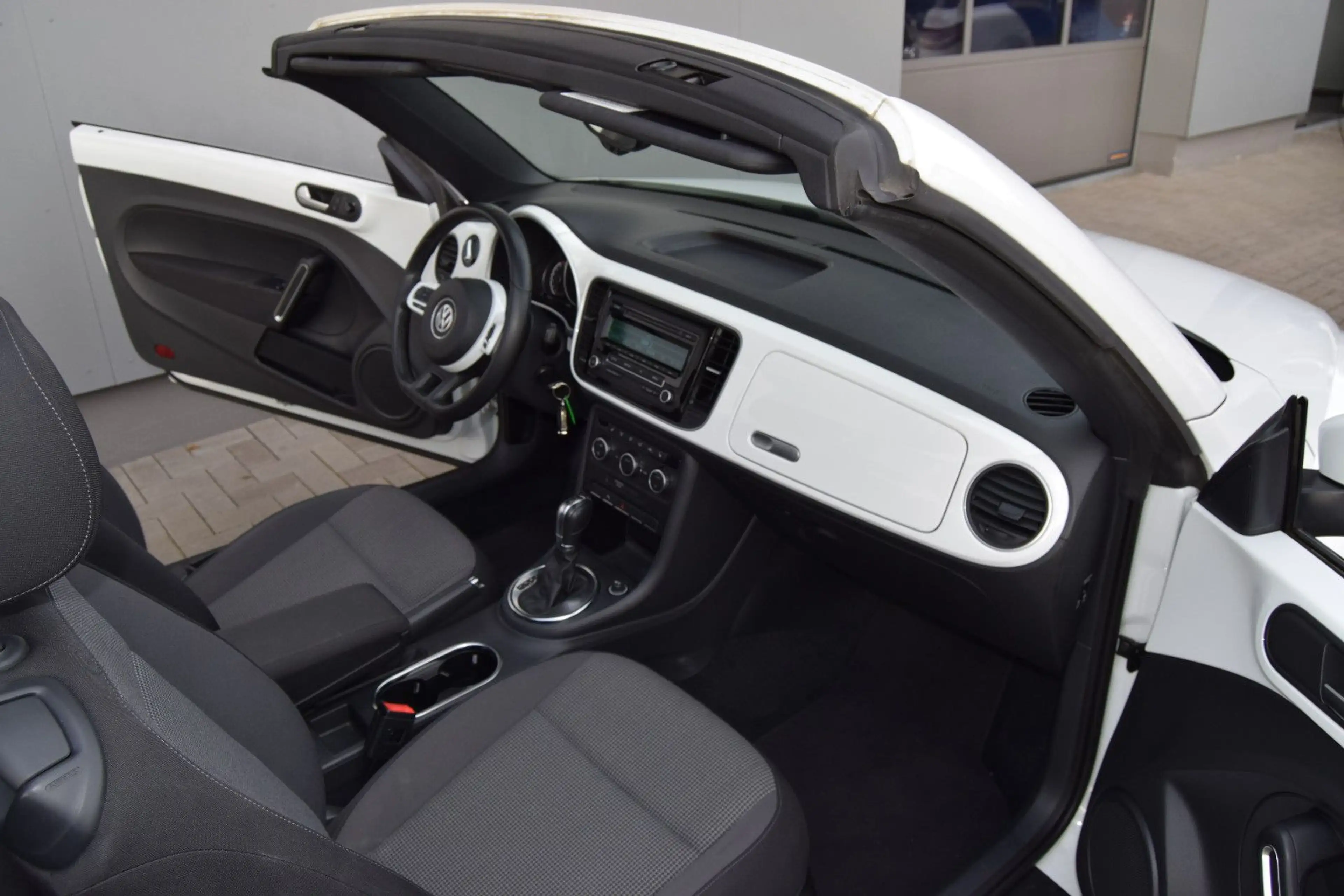 Volkswagen Beetle Cabriolet Design — photo 14