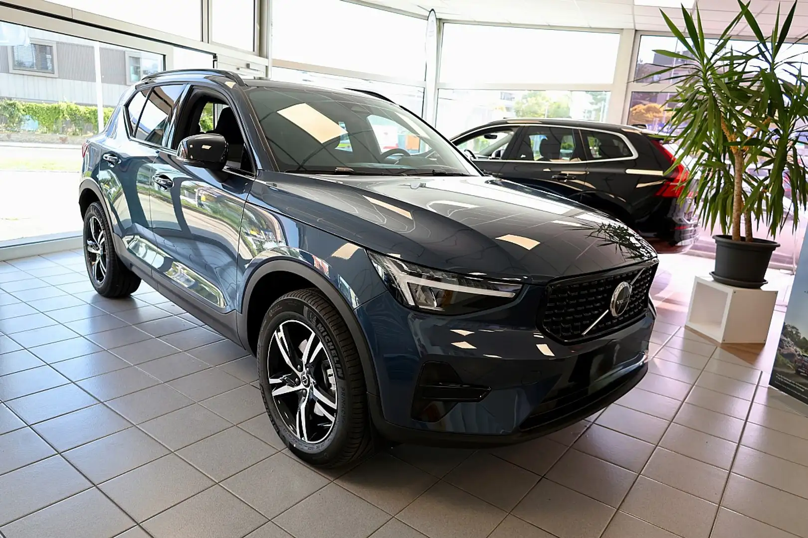 Volvo XC40 B3 Plus Dark Aut. Standheizung Blau - 2