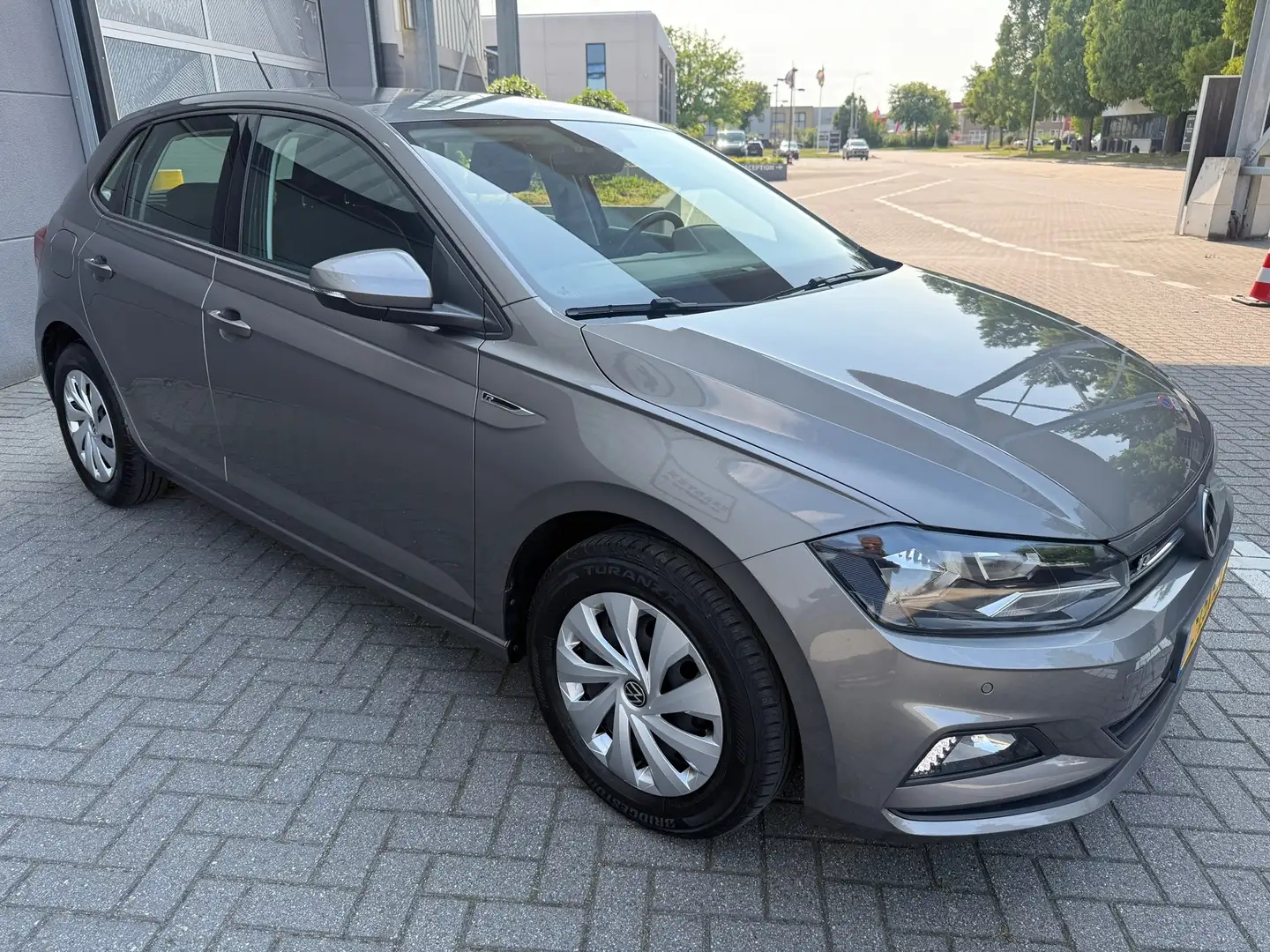 Volkswagen Polo 1.0 TSI R-LINE Business*CRUISE*APK*NAP*NAVI*CARPLY Gris - 2