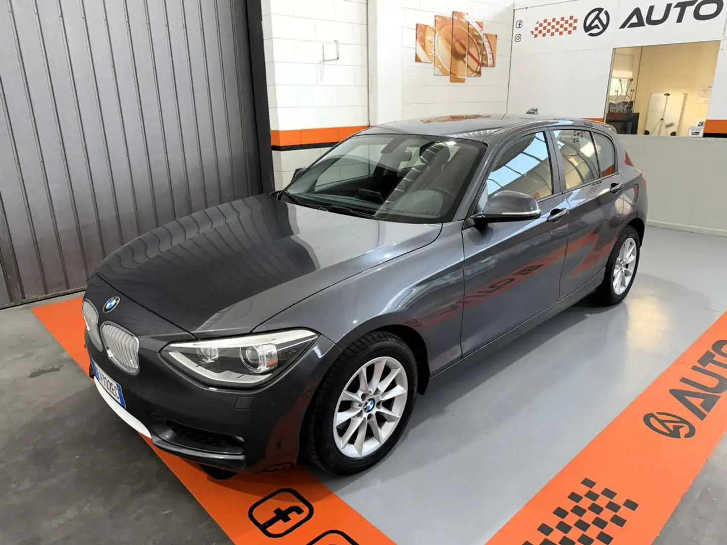 BMW 118 d 5p. Urban X-DRIVE! + Allestimento Urban! Grigio - 1