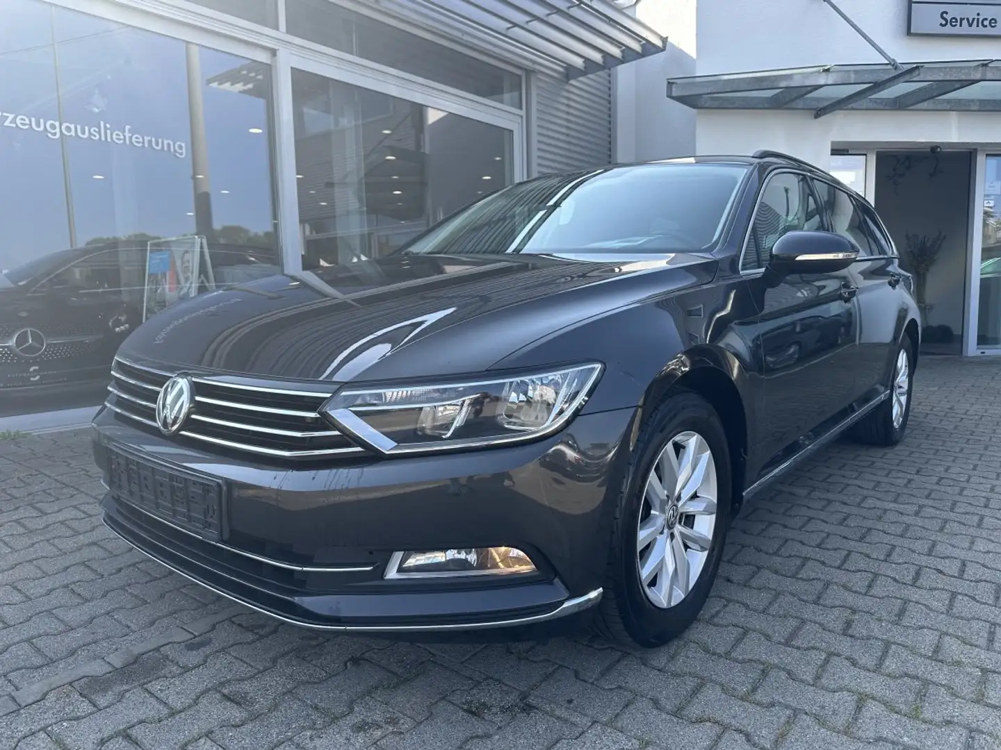 Volkswagen Passat Variant 2.0TDI DSG*NAVI*AHK*KAMERA Gris - 2
