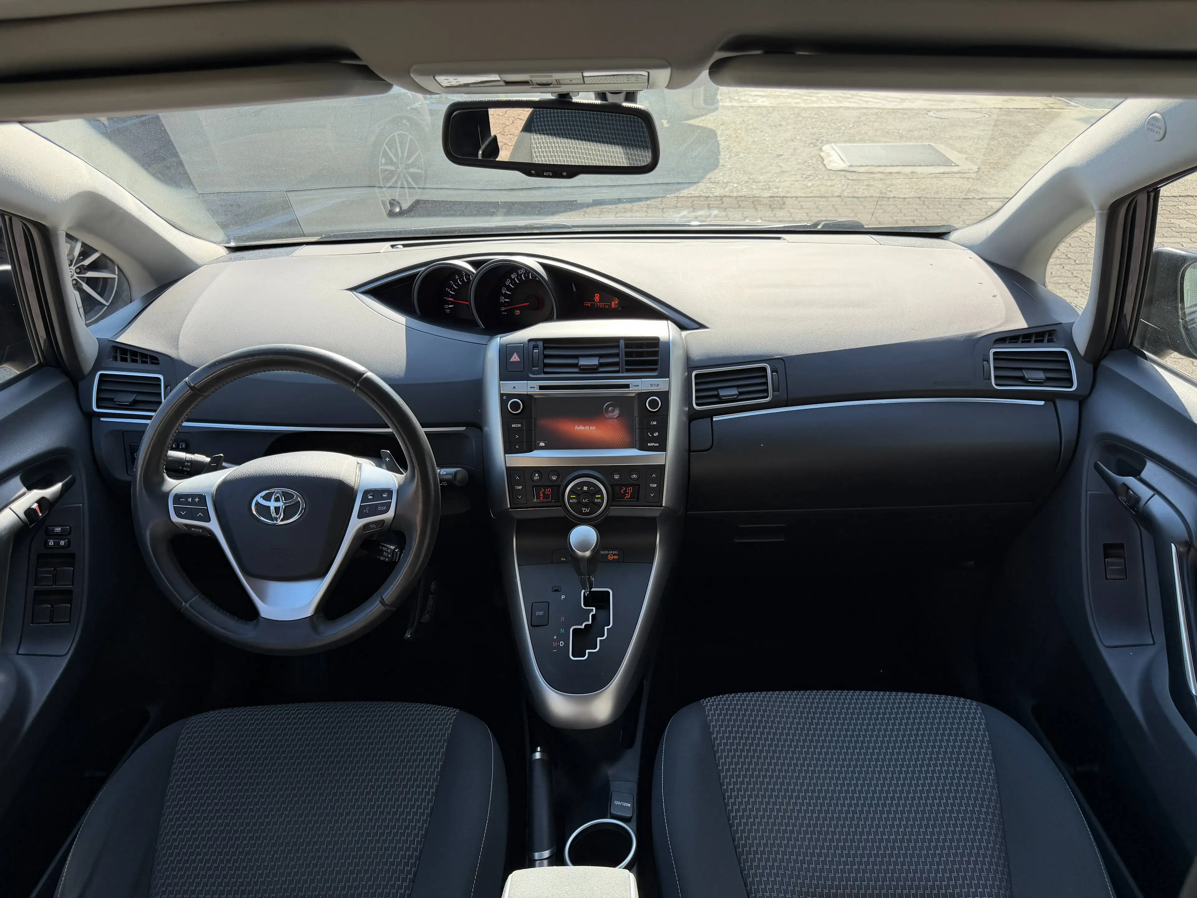 Toyota Verso SkyView Edition — photo 12