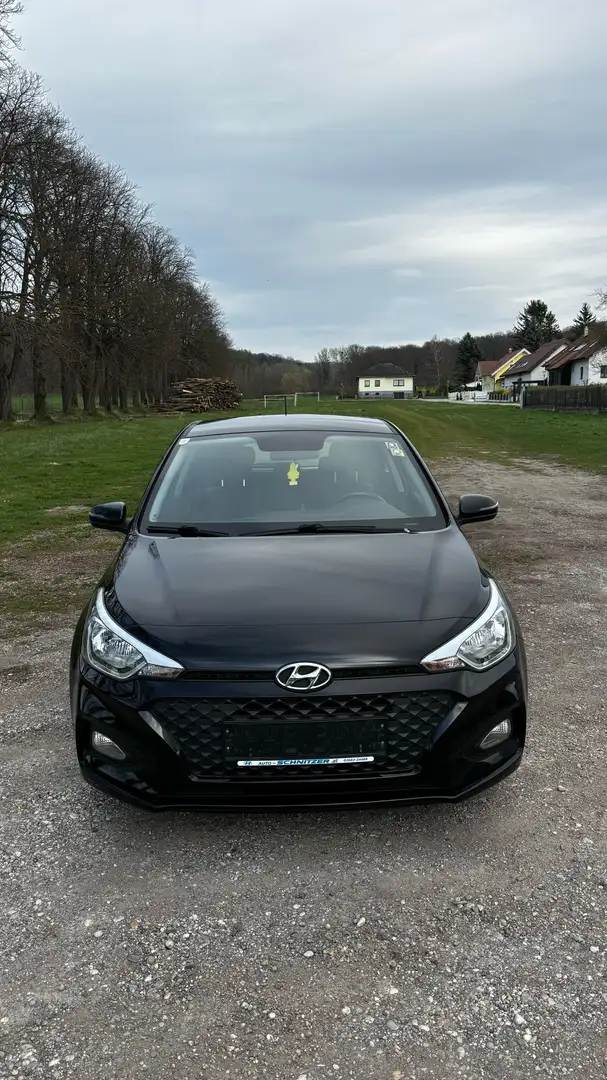 Hyundai i20 1.2 Pure Schwarz - 1