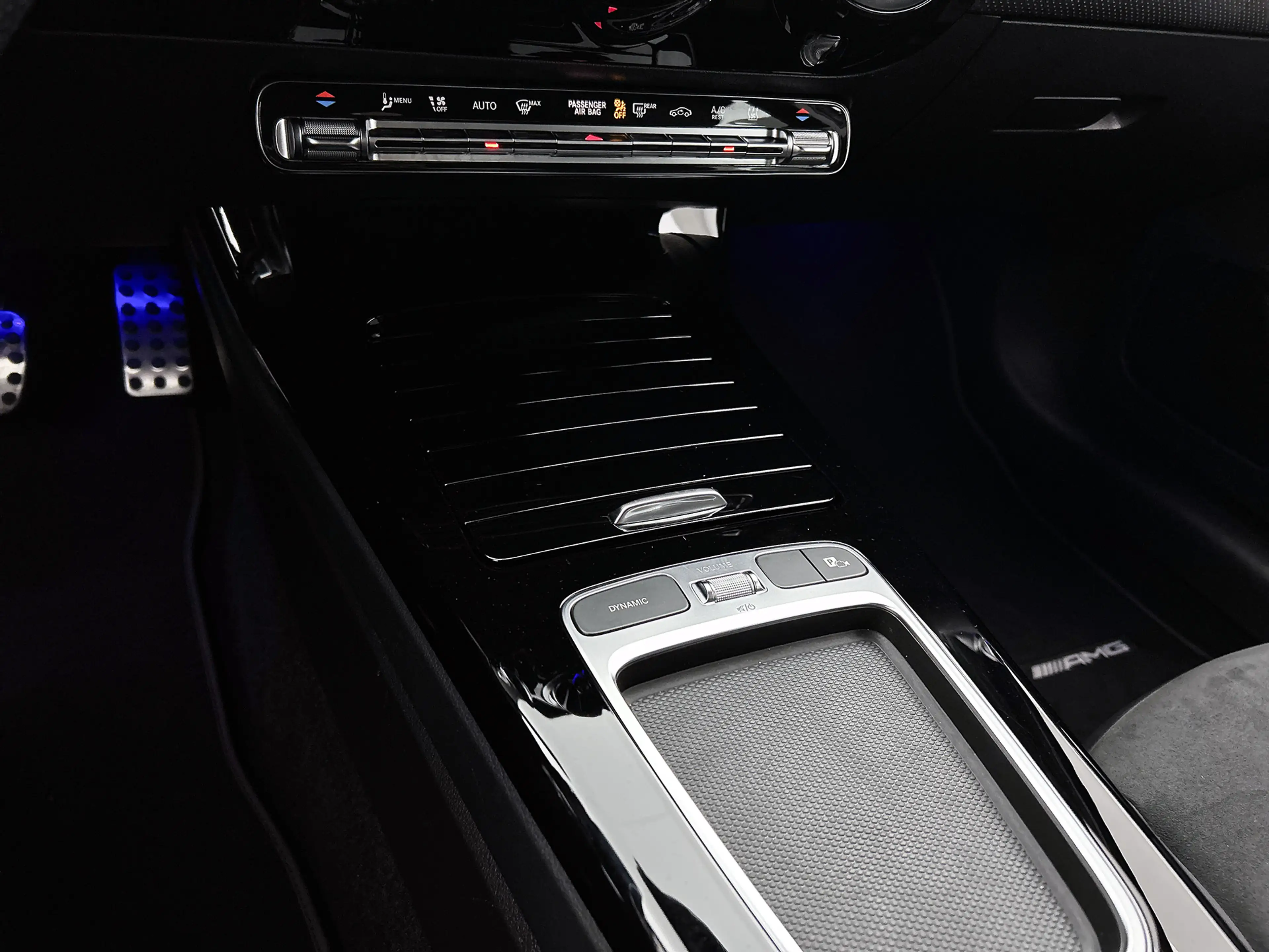 Mercedes-Benz A 250 e AMG Line | Achteruitrijcamera | Trekhaak | Night — photo 11
