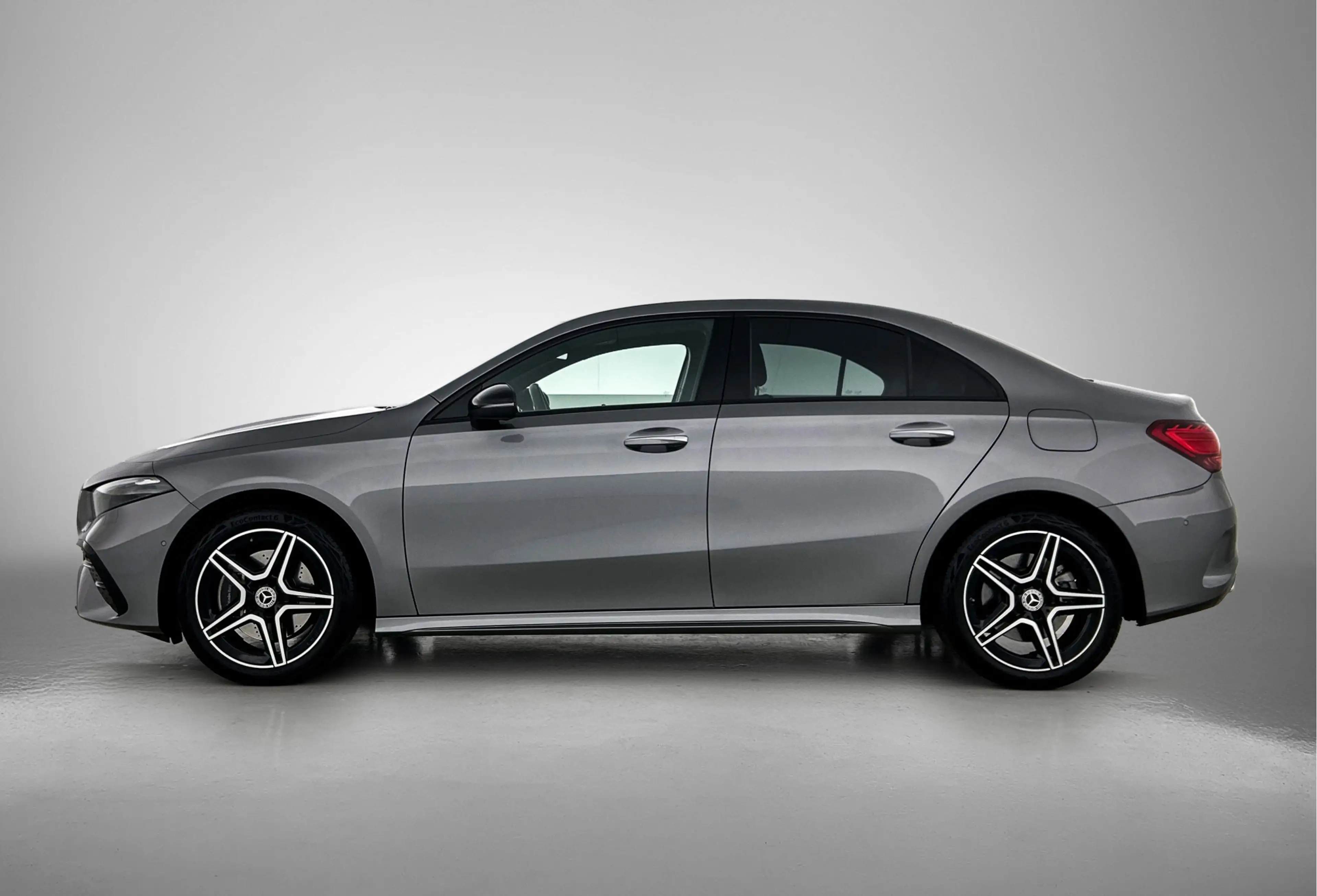 Mercedes-Benz A 250 e AMG Line | Achteruitrijcamera | Trekhaak | Night — photo 3