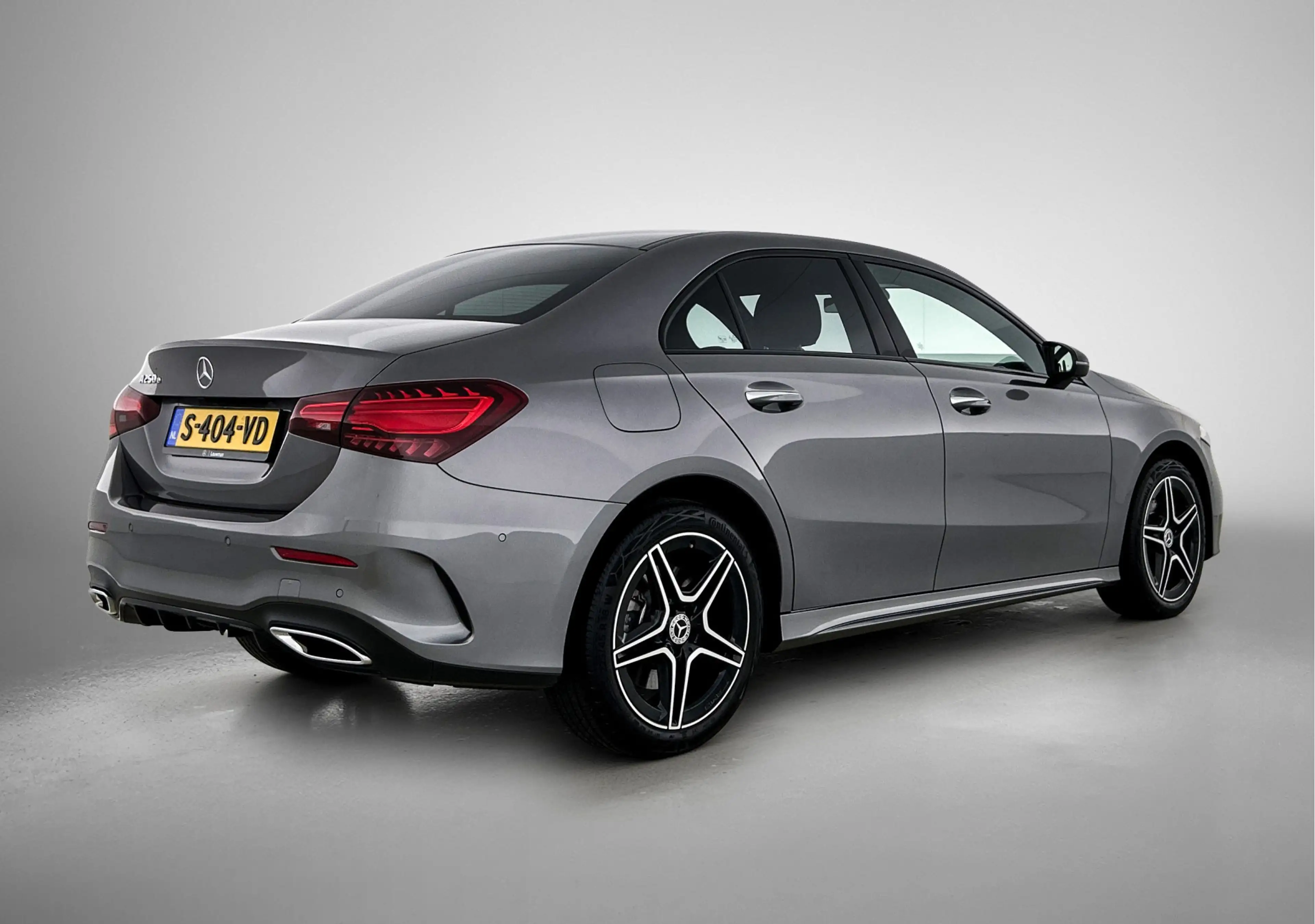 Mercedes-Benz A 250 e AMG Line | Achteruitrijcamera | Trekhaak | Night — photo 2