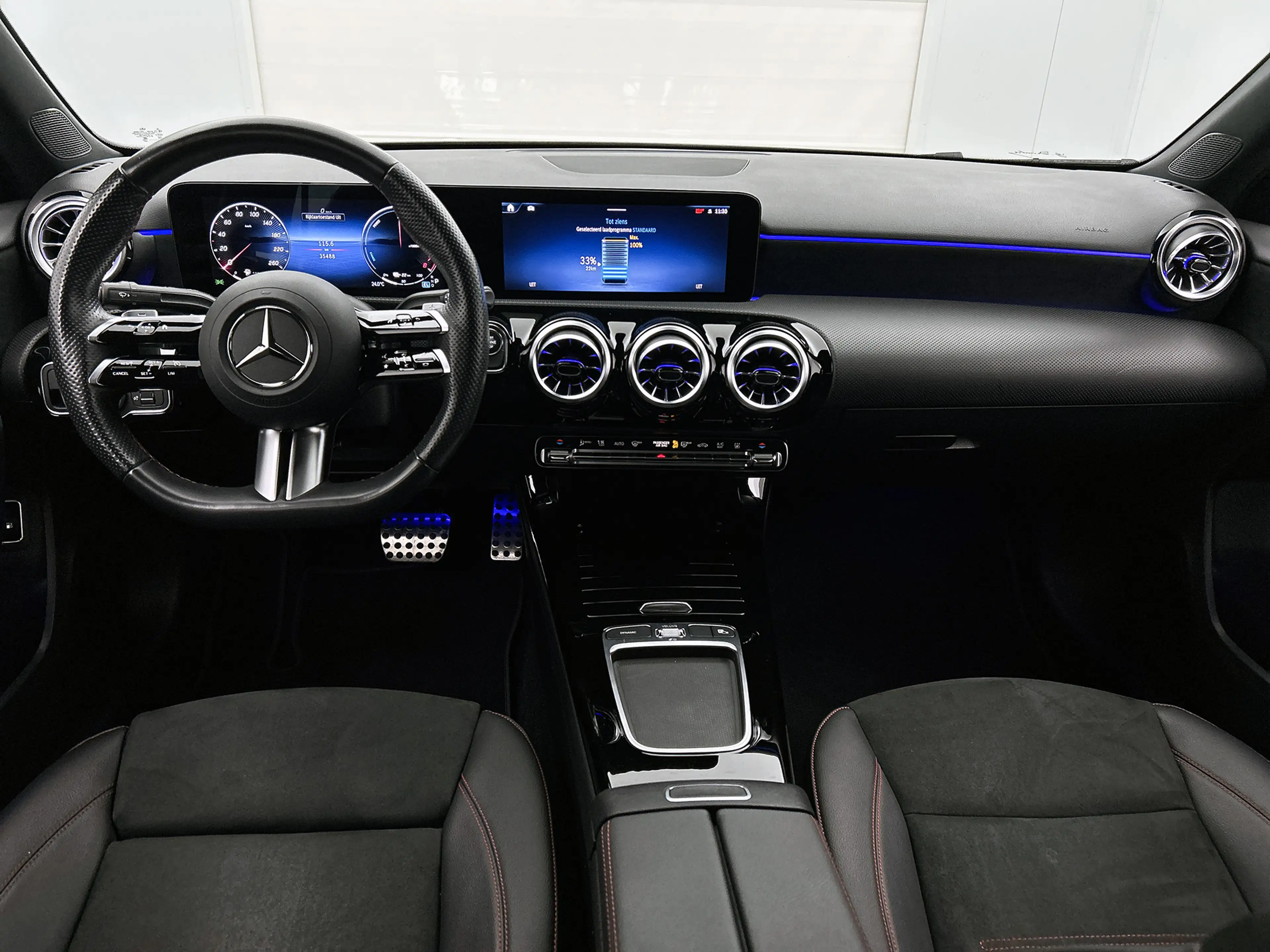 Mercedes-Benz A 250 e AMG Line | Achteruitrijcamera | Trekhaak | Night — photo 4