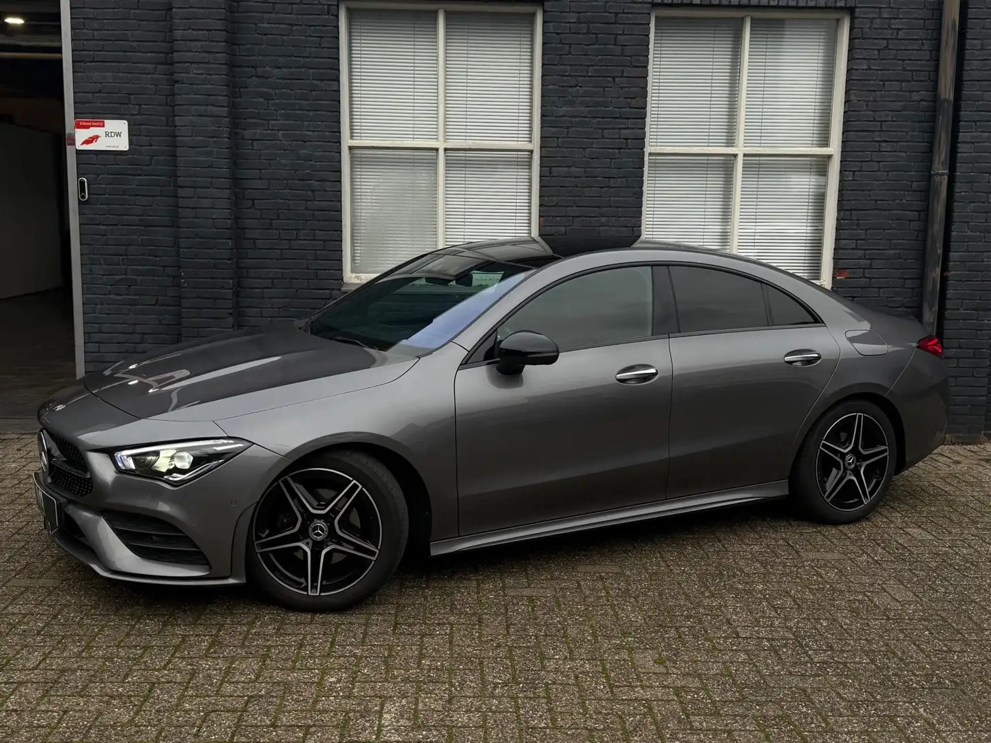 Mercedes-Benz CLA 180 Premium Plus AMG | PANO|CAM | NAVI Grijs - 1