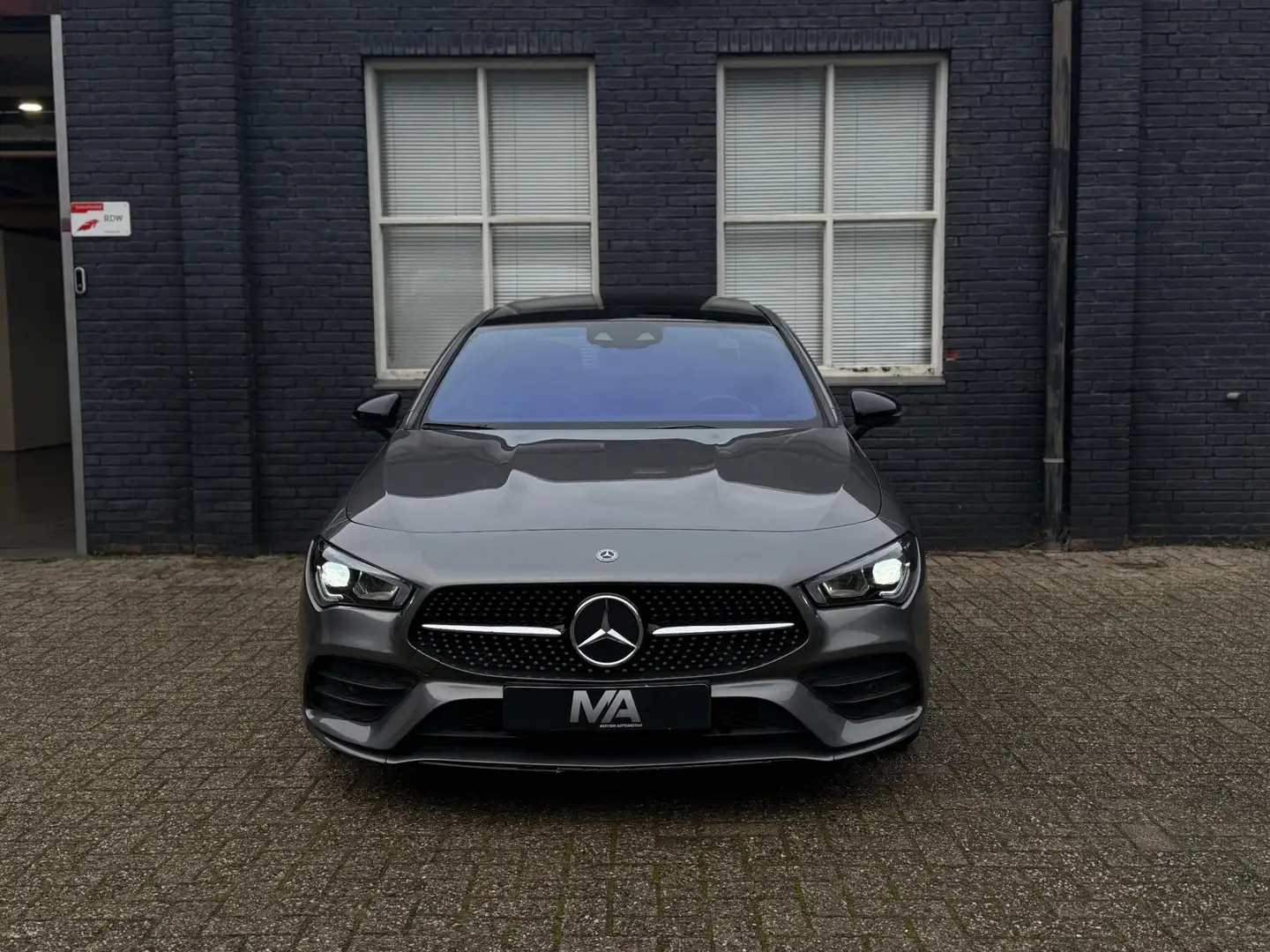 Mercedes-Benz CLA 180 Premium Plus AMG | PANO|CAM | NAVI Grijs - 2