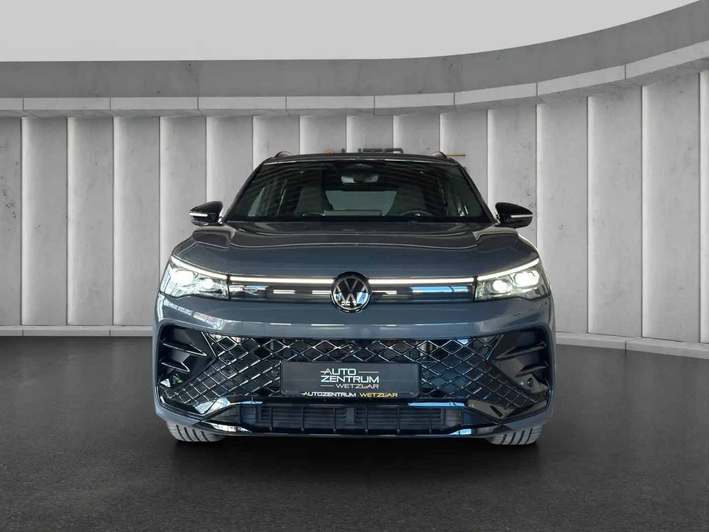 Volkswagen Tiguan 4Motion R-Line Black Pan IQ LED AHK H&K Grigio - 2