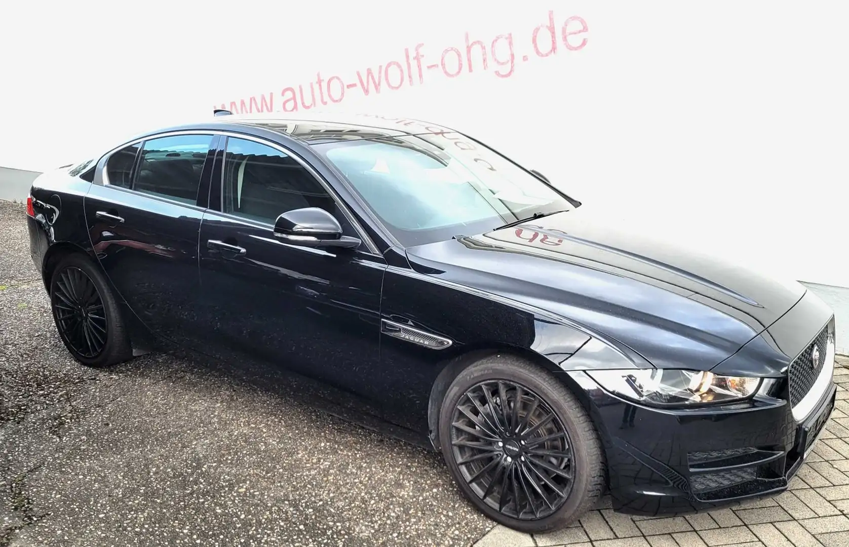 Jaguar XE 20t Pure mit 19 Zoll Carmani Negro - 1