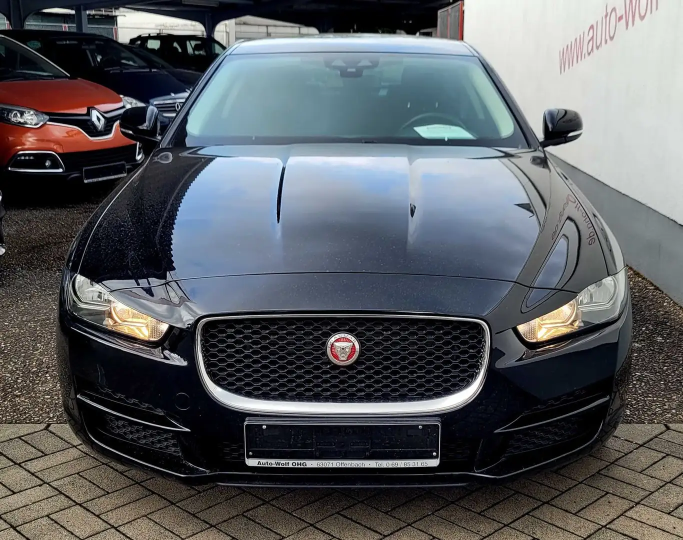Jaguar XE 20t Pure mit 19 Zoll Carmani Negro - 2