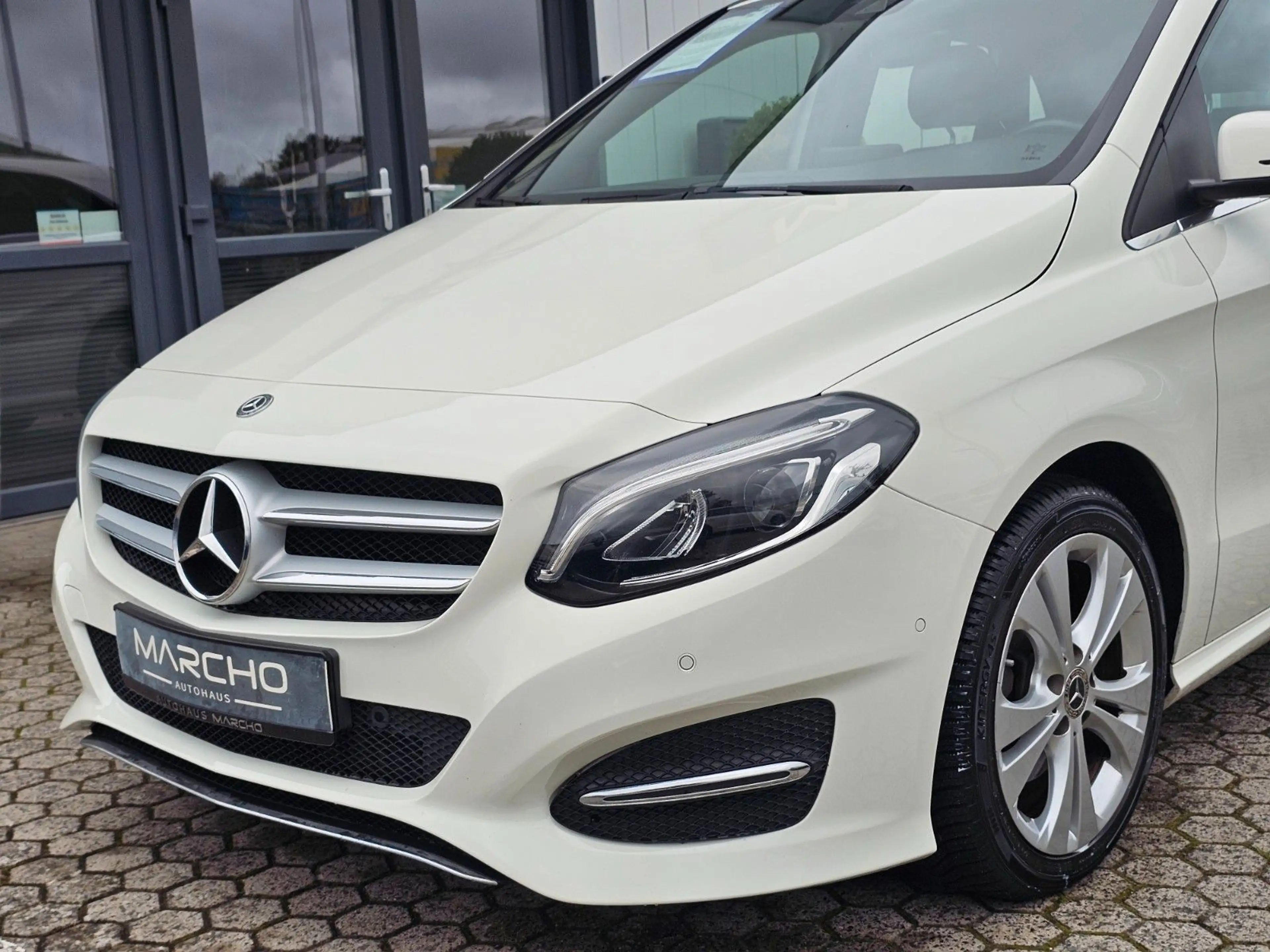Mercedes-Benz B 220 *4Matic*Urban*1.Hand*Navi*LED-Scheinwerfer — photo 2