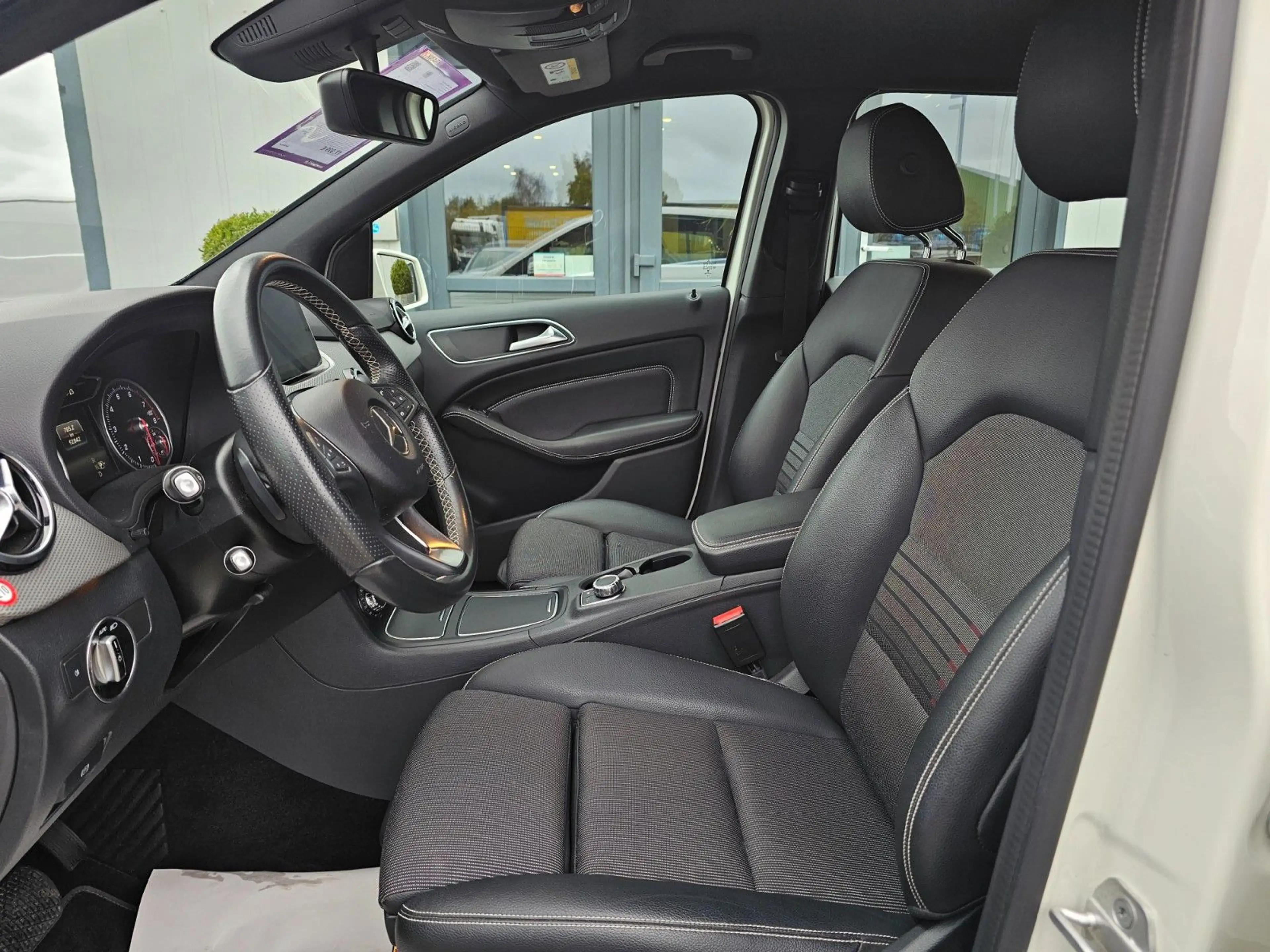 Mercedes-Benz B 220 *4Matic*Urban*1.Hand*Navi*LED-Scheinwerfer — photo 9