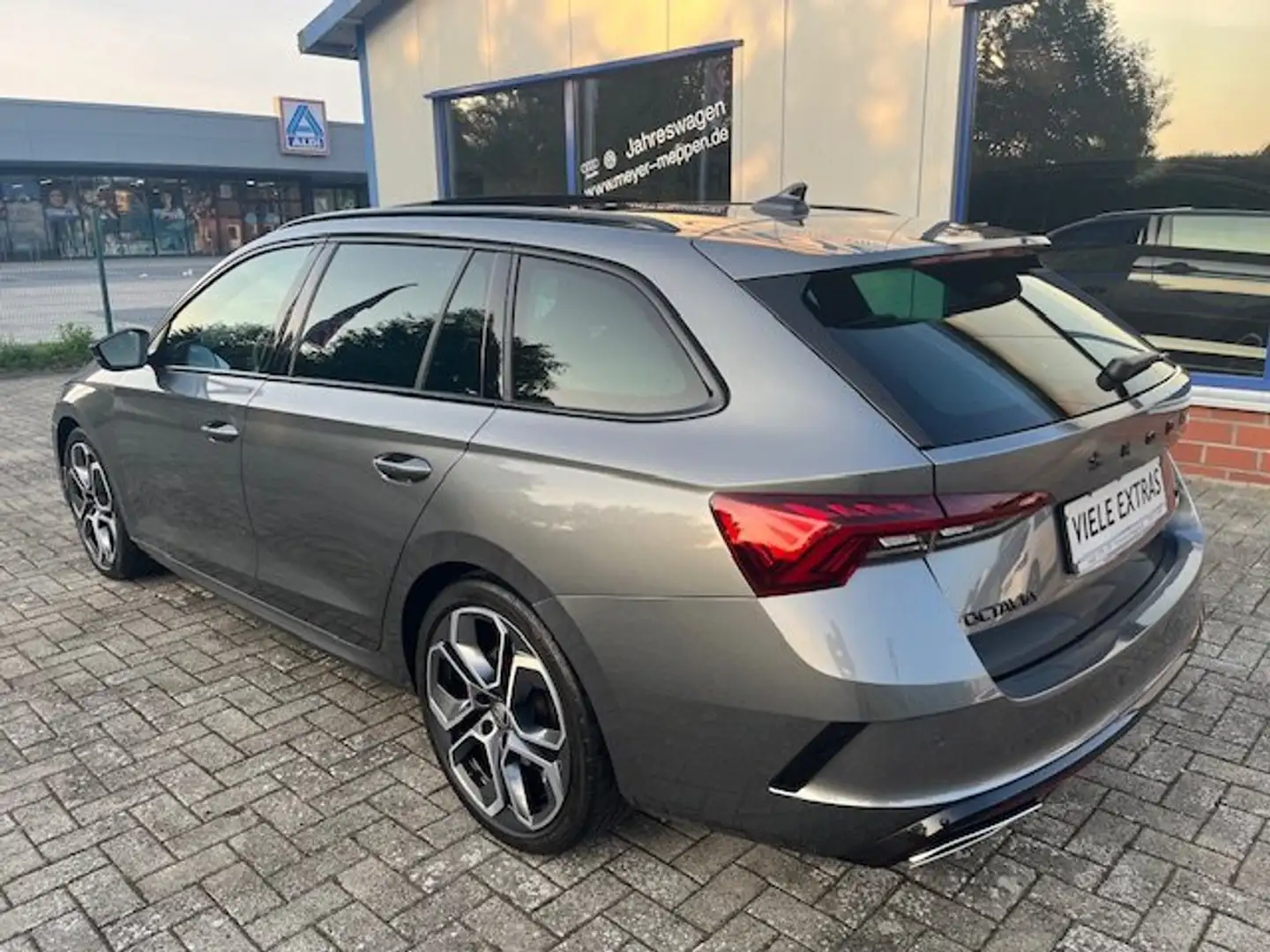Skoda Octavia Combi 2.0 TSI DSG RS Navi Standhzg Panoramadach Grau - 2