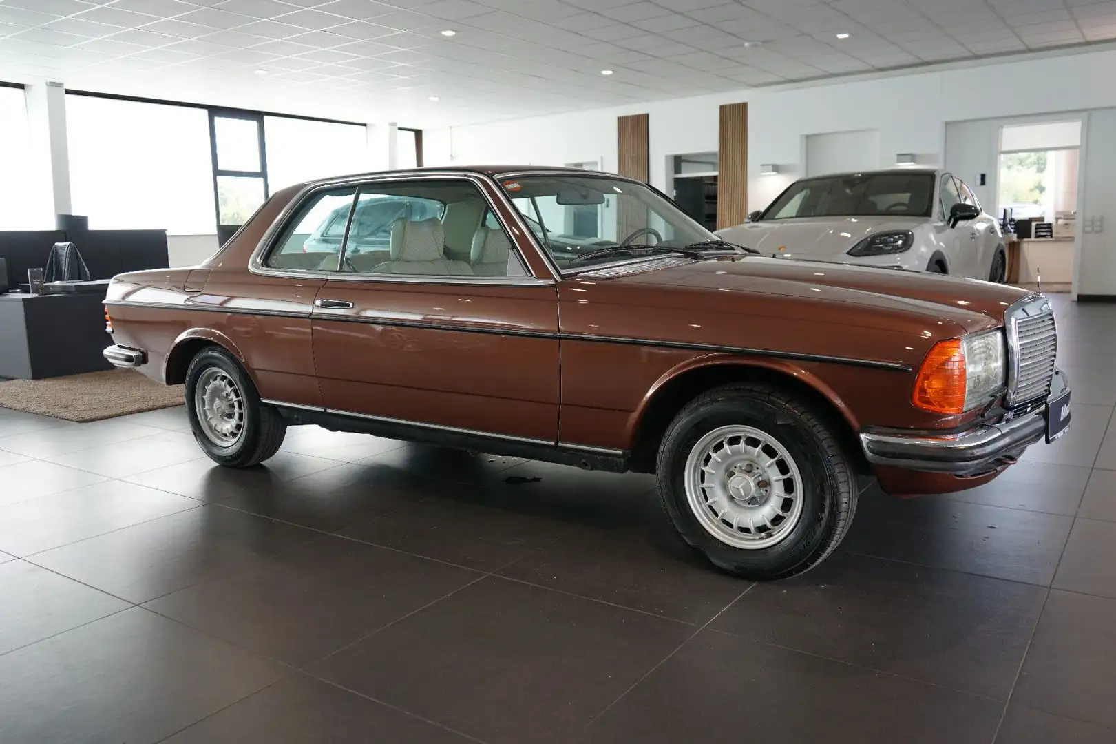 Mercedes-Benz 280 CE | Erstbesitzer MB-Vorstand Edzard Reuter Hnědá - 2