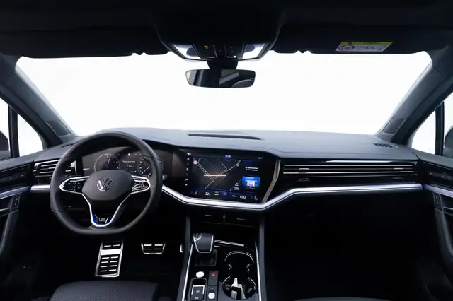 Volkswagen Touareg view 6
