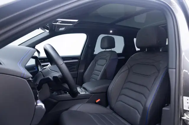 Volkswagen Touareg view 3