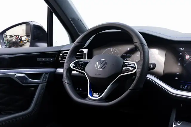 Volkswagen Touareg view 8