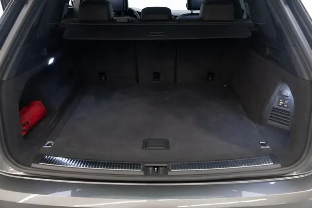 Volkswagen Touareg view 18