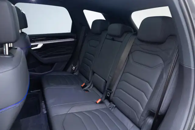 Volkswagen Touareg view 4