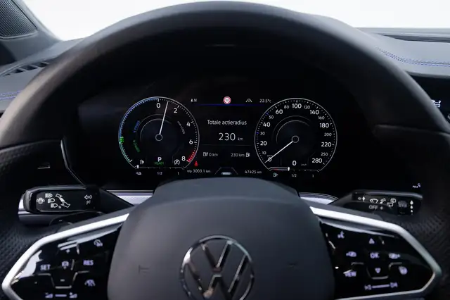 Volkswagen Touareg view 9