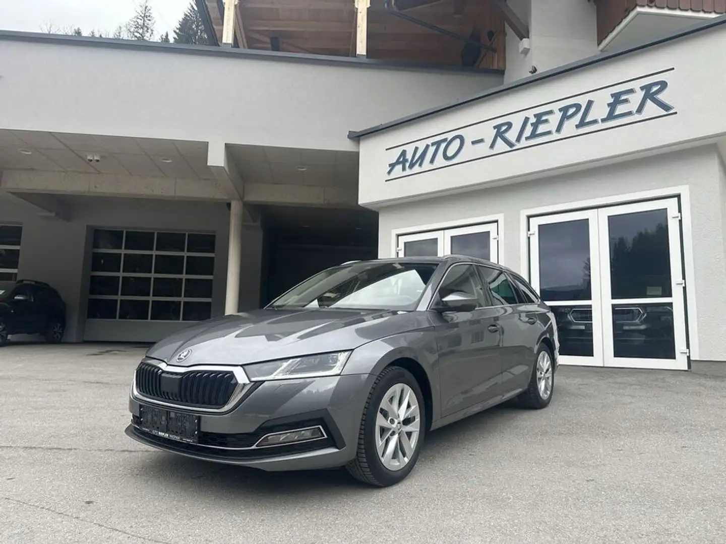 Skoda Octavia Combi 2,0 TDI DSG 4x4 Style Grau - 1