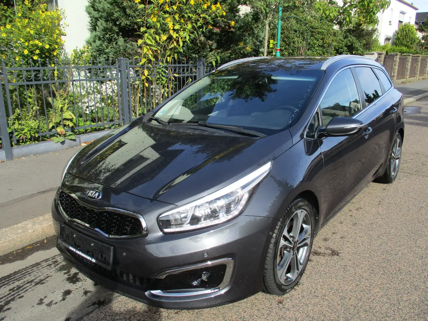 Kia Ceed / cee'd Sportswagon 1.6i Automatik, 1.Hand Grau - 1