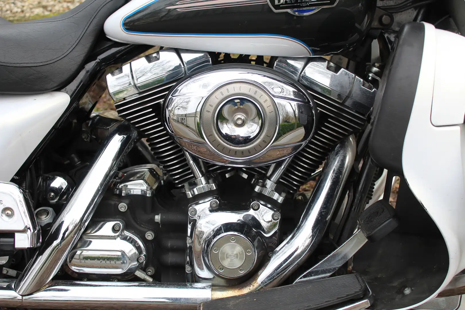 Harley-Davidson Ultra Classic Electra Glide Bílá - 2