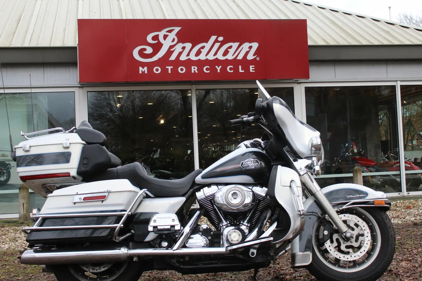 Harley-Davidson Ultra Classic Electra Glide Bílá - 1