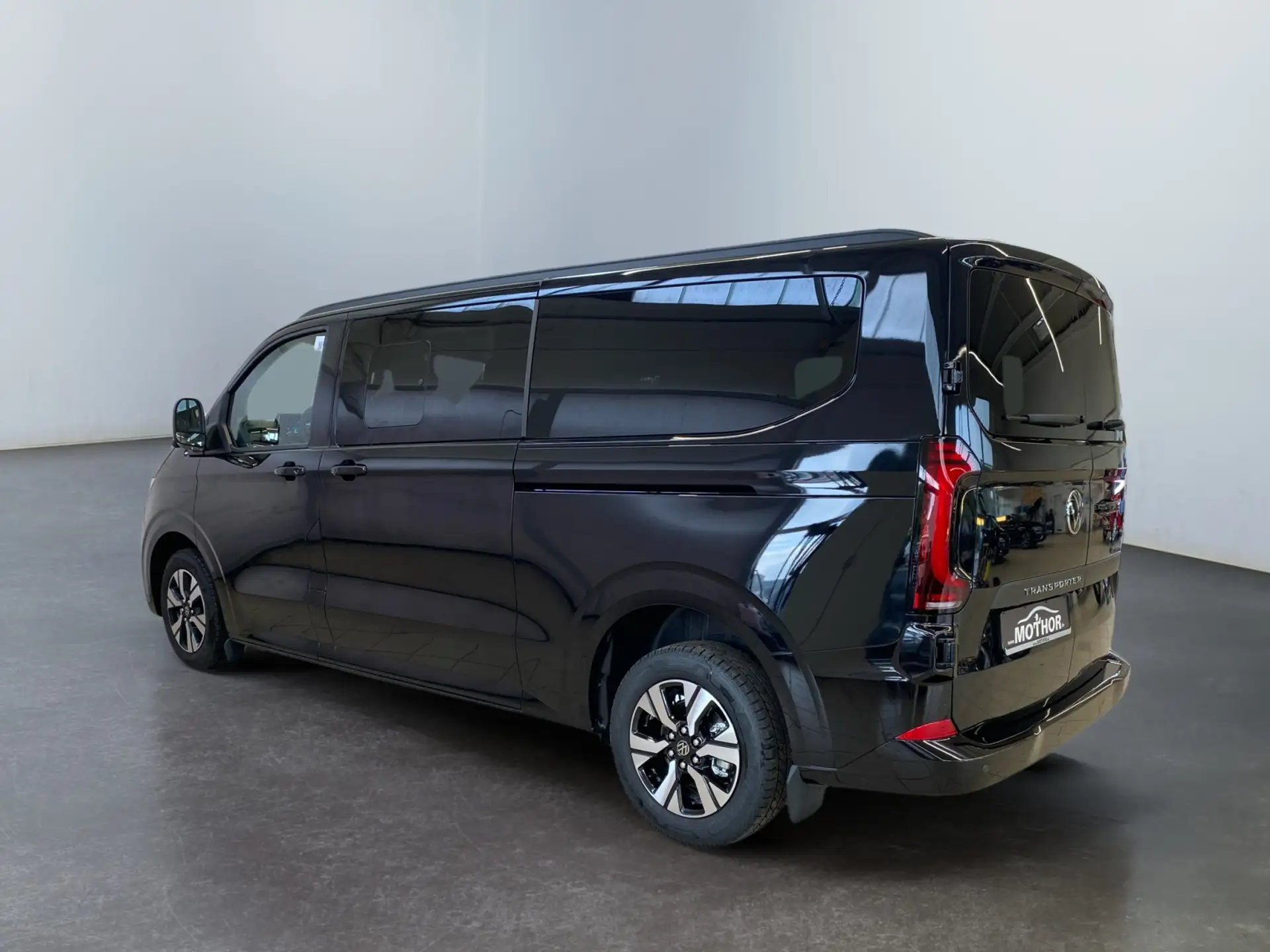 폭스바겐 Volkswagen T7 Transporter Kasten Plus L2 2.0 TDI DSG ACC AHK 2025 검정 사진 3