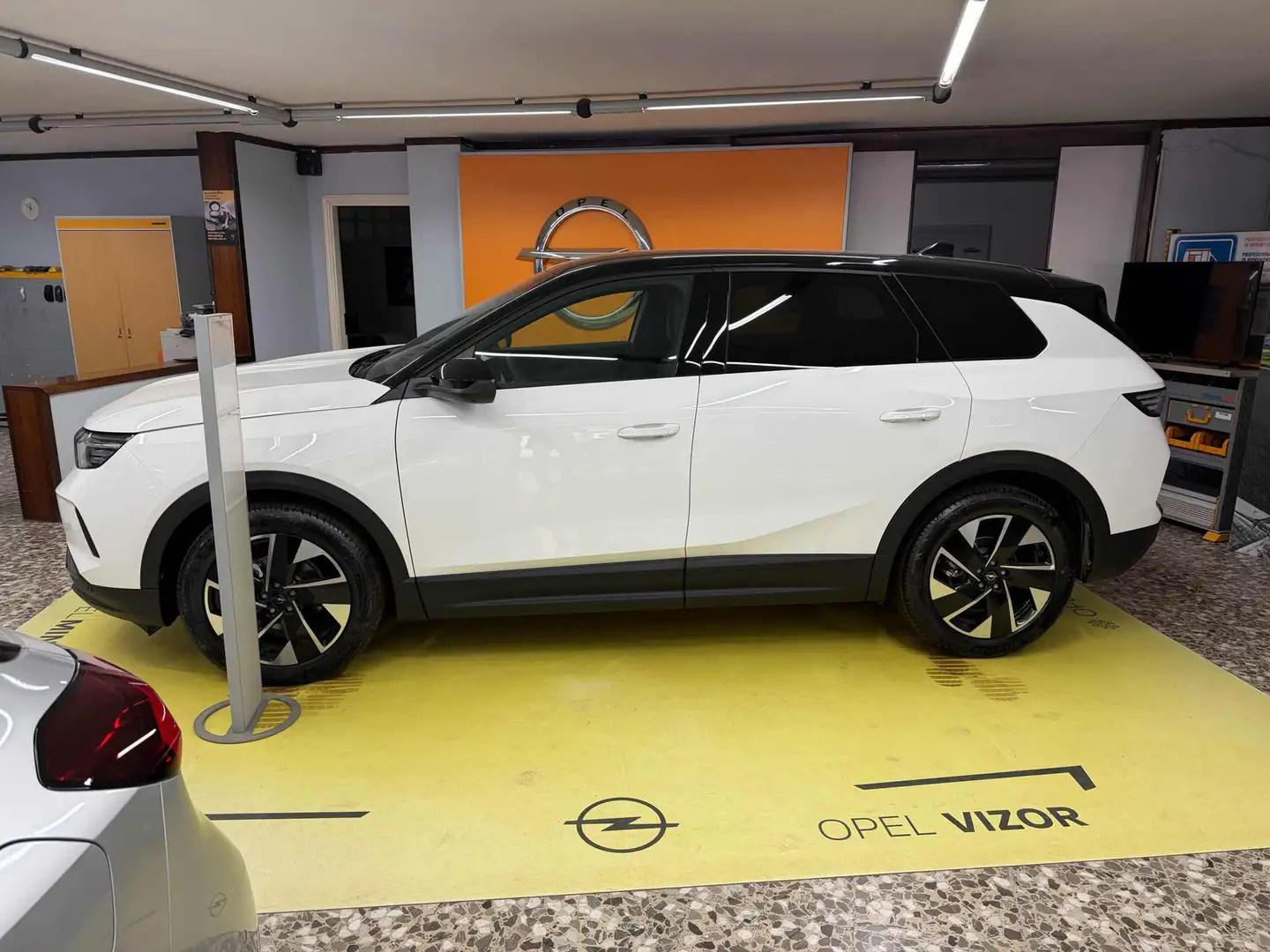 Opel Grandland Hybrid 145 CV EDCT GS Bianco - 2