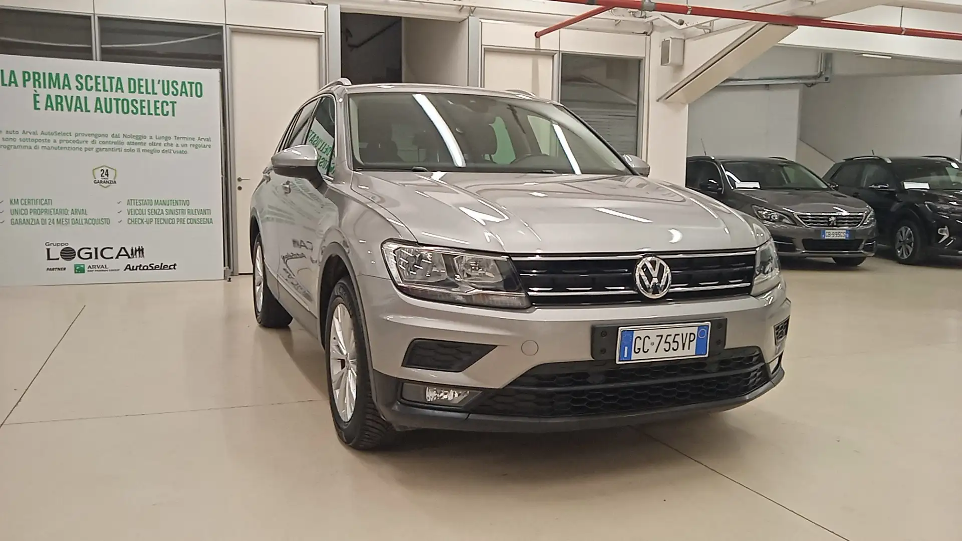 Volkswagen Tiguan 2.0 TDI SCR BlueMotion Business Szürke - 1