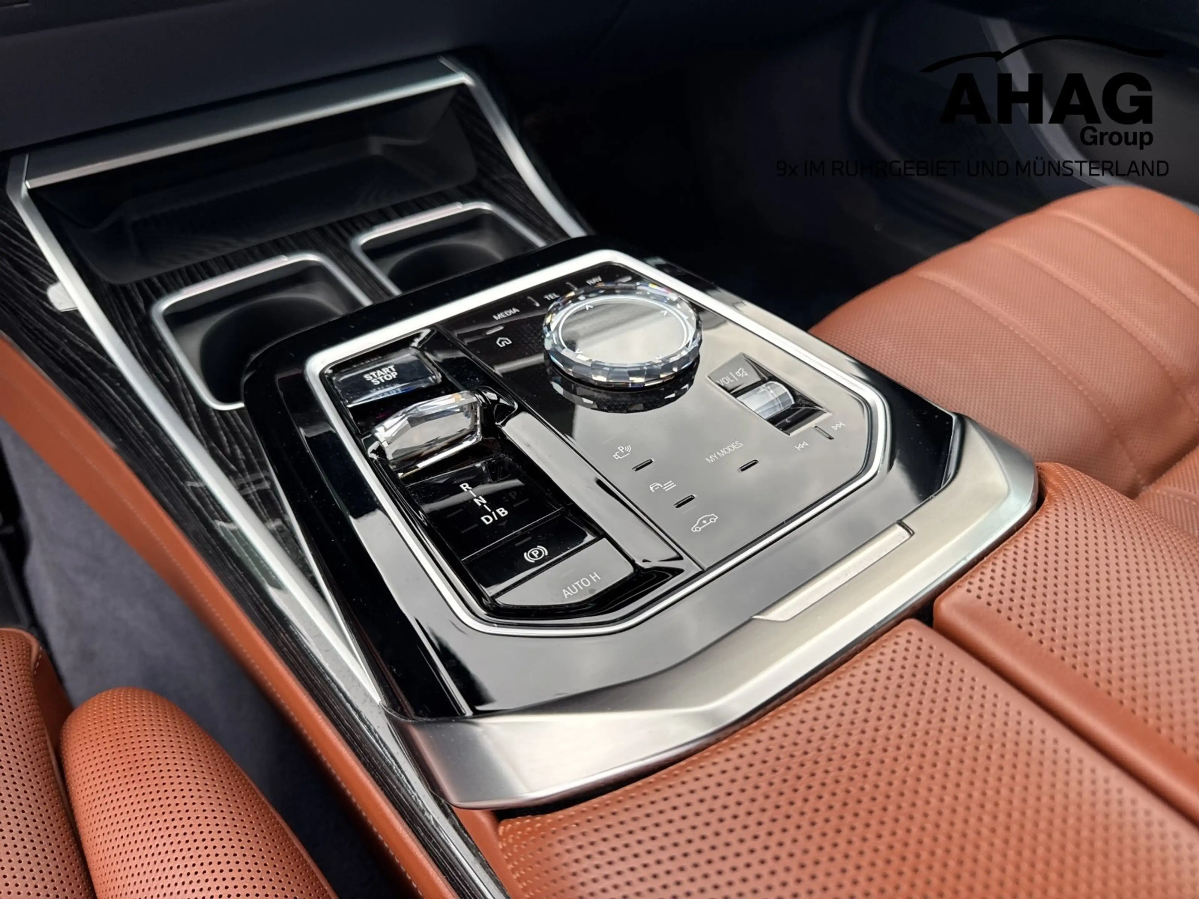 BMW i7 xDrive60 Limousine — photo 10