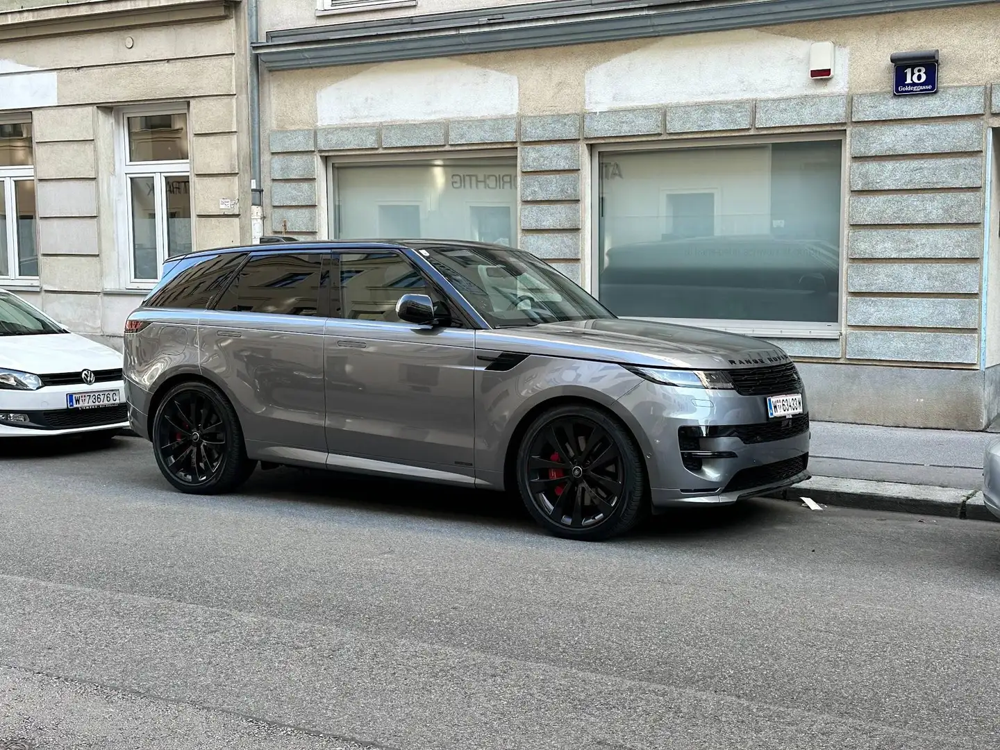 Land Rover Range Rover Sport P510e Autobiography | 23" + 22" Alufelgen + Reifensatz | Black pack | Winter pack | LP: 153k EUR Grau - 1
